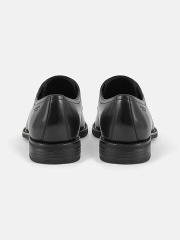 VAGABOND SHOEMAKERS Čevlji na vezalke 'Mario' | črna barva