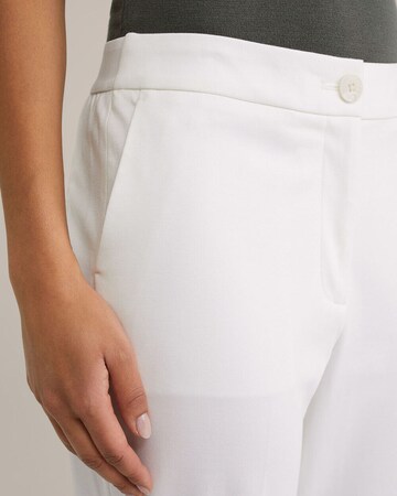 Bootcut Pantaloni con piega frontale di WE Fashion in bianco