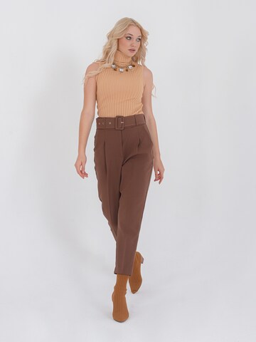 FRESHLIONS Tapered Pleat-Front Pants 'Rita' in Brown