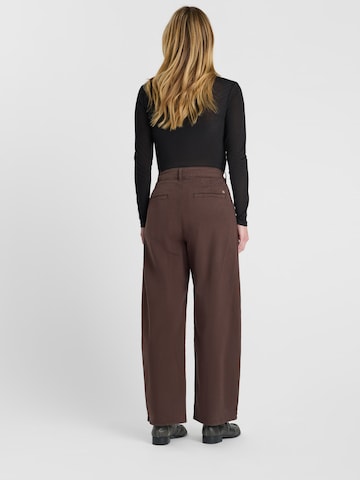 Barrel Pantalon chino 'TASIA' Le Temps Des Cerises en marron : derrière