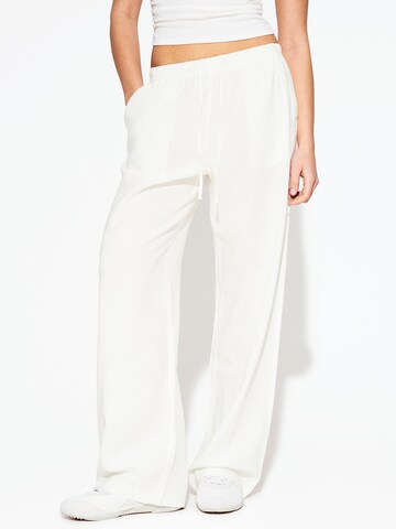 Wide leg Pantaloni di Bershka in bianco: frontale