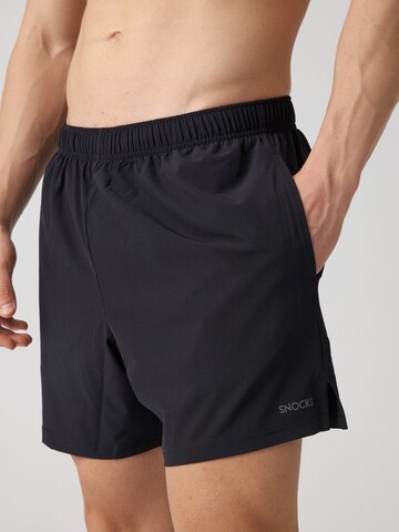 SNOCKS Regular Shorts in Schwarz: Vorderseite