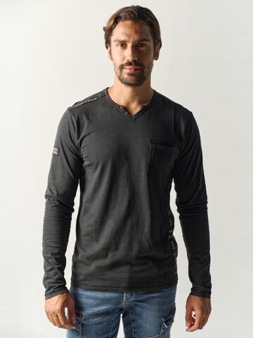 Tricou de la KOROSHI pe negru: față