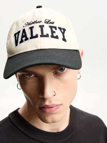 BershkaŠilterica 'VARSITY' - bež boja