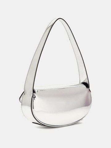 GUESS Schultertasche 'Arnela' in Silber