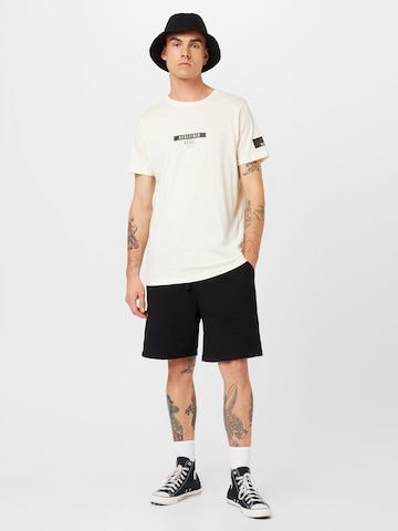 Tricou 'Guti' de la Redefined Rebel pe alb