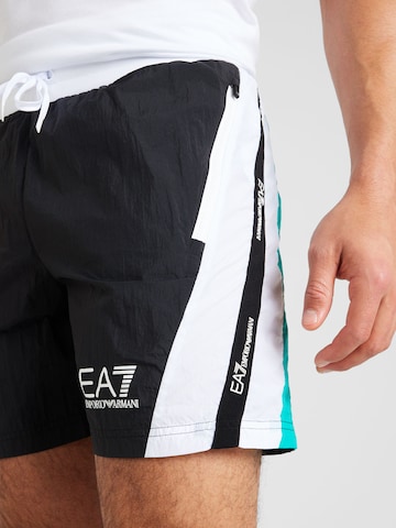 EA7 Emporio Armani Regular Sportshorts in Schwarz