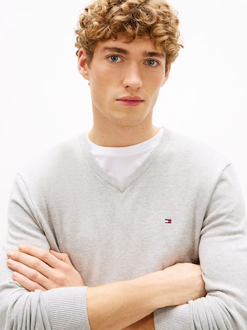 TOMMY HILFIGER Свитер 'ESSENTIAL' в Серый