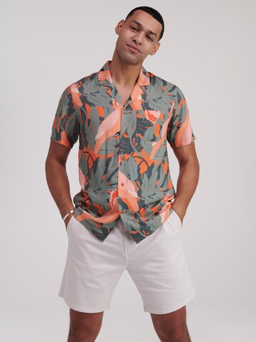 Shiwi Regular fit Skjorta 'Tropical Cockatoo' i grön: framsida