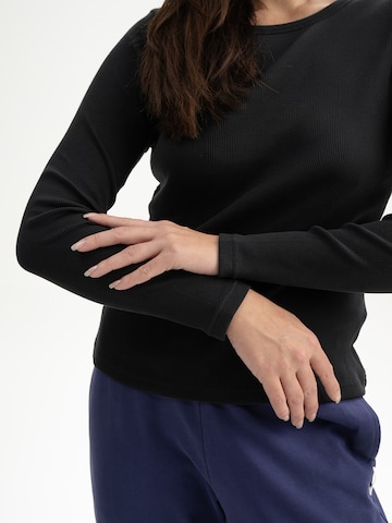MELA T-shirt 'MEHAR' i svart