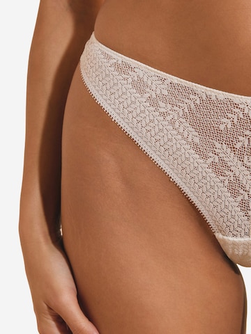 ETAM String 'Oasis' in Beige