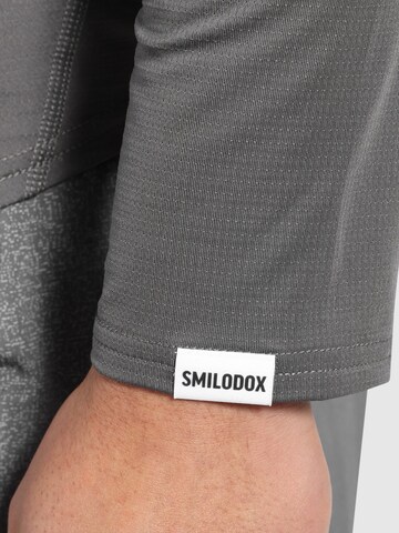 T-Shirt ' Powerfit ' Smilodox en gris