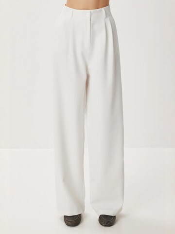 Happiness İstanbul Wide leg Pleat-Front Pants in White: front
