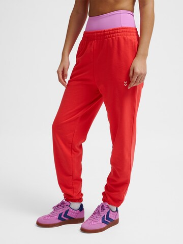 Hummel Tapered Sportbroek 'Pulse' in Rood: voorkant