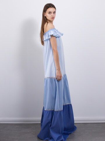 UVIA - Vestido 'UVIA Vestido maxi acampanado con diseño en capas, Azul, XS' en azul