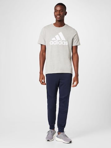 ADIDAS SPORTSWEAR - Camisa funcionais 'Essentials' em cinzento