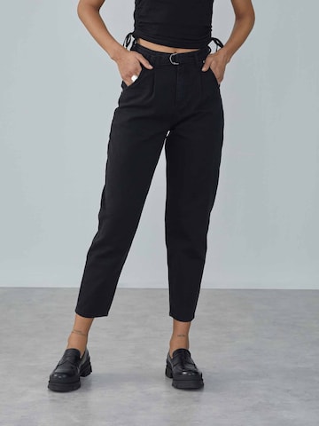 Tapered Jeans con pieghe 'Angelina' di LeGer by Lena Gercke in nero: frontale