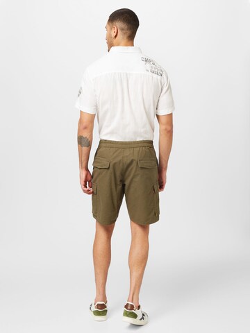 LEVI'S ® Regular Hose 'Surplus Cargo Short' in Grün