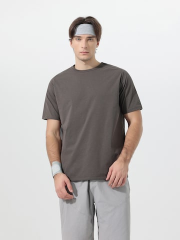 YOUTHUP Performance Shirt 'Trockenbahn' in Brown: front