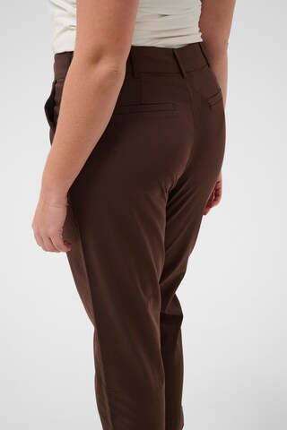 KAFFE CURVE Slimfit Chino nadrág 'KCleana' - barna