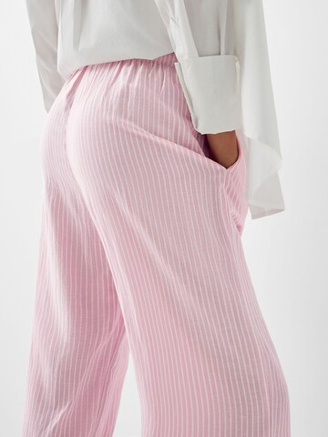 Bershka Szeroka nogawka Spodnie w kolorze różowy