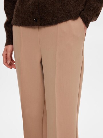 Regular Pantalon à plis 'Vinnie' SELECTED FEMME en marron