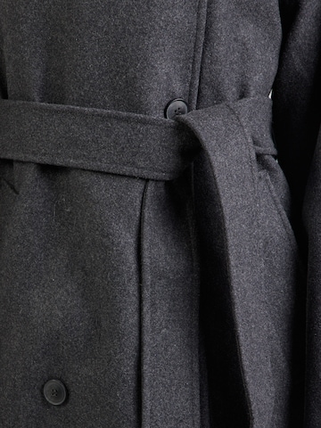Manteau mi-saison 'Kia' WEEKDAY en gris