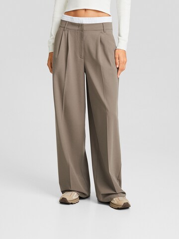 Bershka Wide leg Pleat-Front Pants in Brown: front