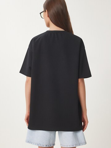 Tricou de la Happiness İstanbul pe negru