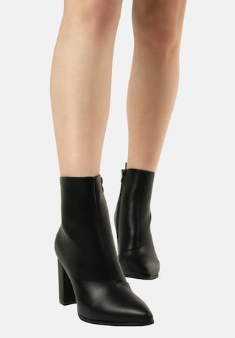 Salinyang Bootie in Black