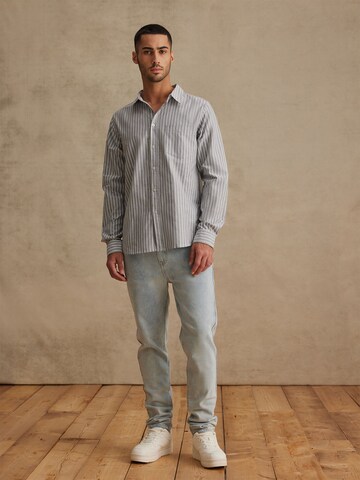 Coupe regular Chemise 'Silas' DAN FOX APPAREL en gris