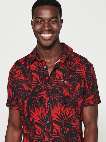 KOROSHI - Regular Fit Camisa em vermelho