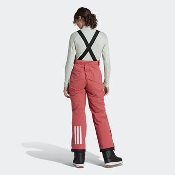 Coupe slim Pantalon outdoor 'Resort Two-Layer Insulated Bib' ADIDAS TERREX en rouge