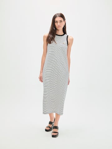 Rochie de la Lola Casademunt pe alb: față