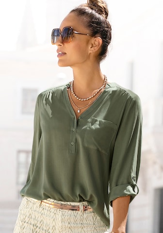 LASCANA Blouse in Green: front