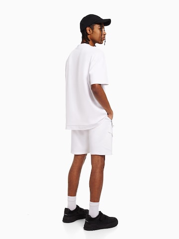 Bershka Regular Shorts in Weiß