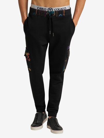 Carlo Colucci Tapered Broek ' Concolino ' in Zwart: voorkant