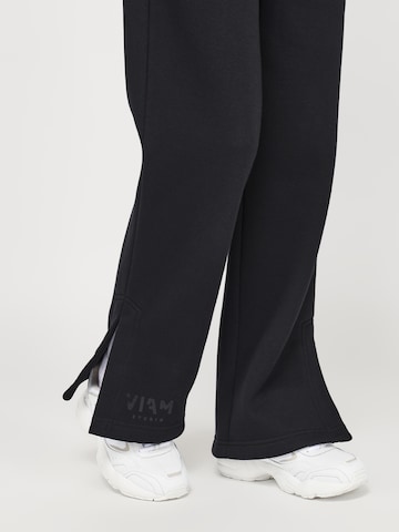 ABOUT YOU x VIAM Studio Normalny krój Spodnie 'Better' w kolorze czarny