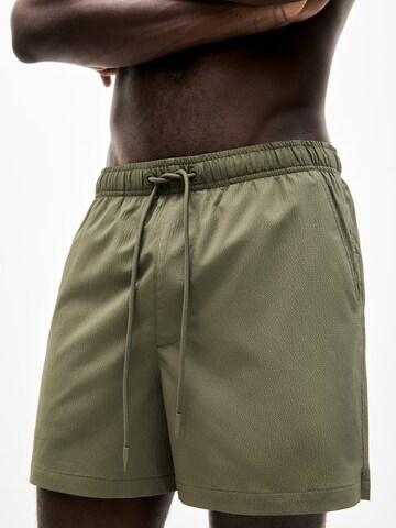 Pull&Bear Badeshorts in Grün: Vorderseite