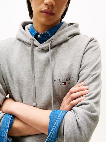 TOMMY HILFIGER Sweatshirt 'BRAND LOVE' in Grau