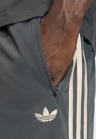 Loosefit Pantalon 'Firebird' ADIDAS ORIGINALS en marron