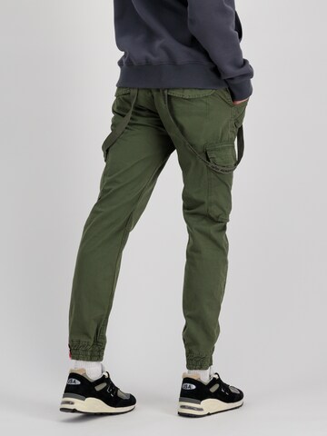 Effilé Pantalon cargo ALPHA INDUSTRIES en vert