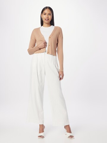 Abercrombie & Fitch Regular Pleat-Front Pants in White