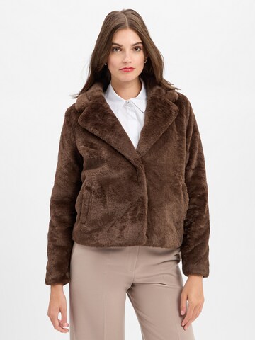 Veste mi-saison Marie Lund en marron : devant