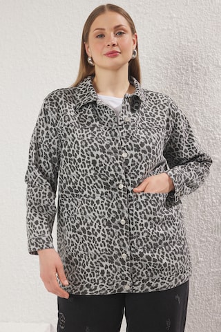 Trendyol Curve - Chaqueta de entretiempo en gris: frente