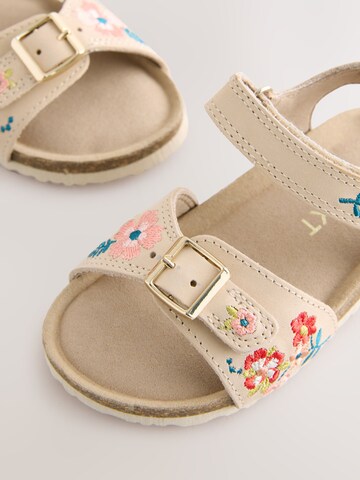 Next Сандали в бежово