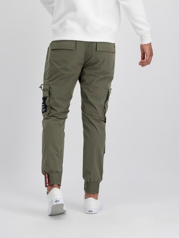 Effilé Pantalon cargo ALPHA INDUSTRIES en vert