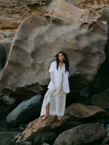 KAVAZI Платье в Белый