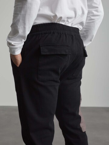 Regular Pantalon 'Sean' ABOUT YOU x Benny Cristo en noir