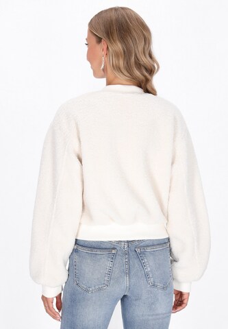 Veste mi-saison 'Fashion Look' IZIA en blanc